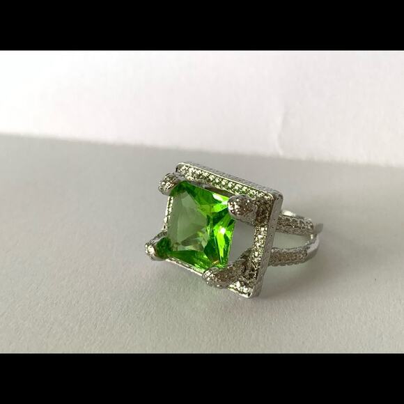 Green Peridot Silver Colored Ring NEW Size 9 - Picture 6 of 6